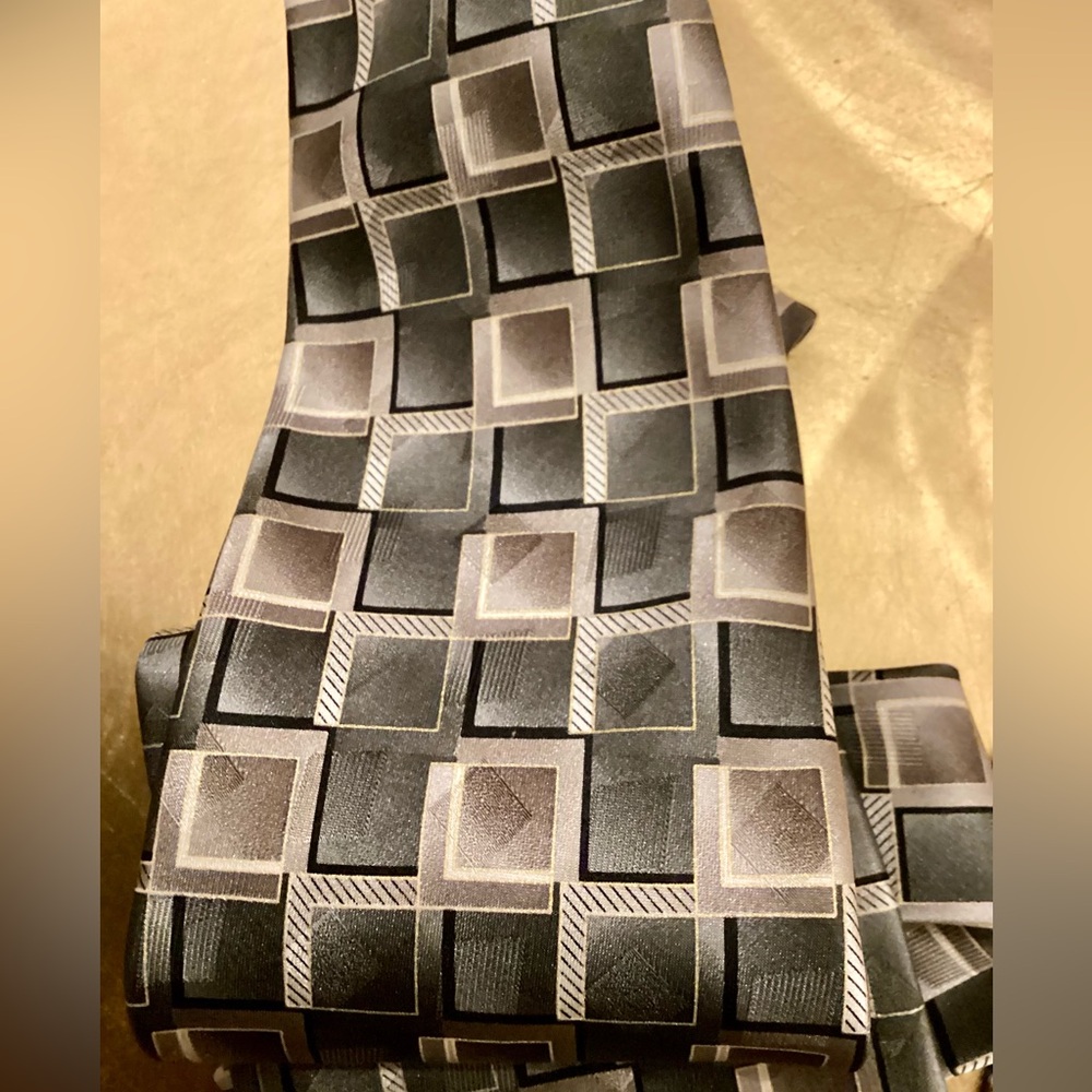 NWOT~PIERRE CARDIN men’s Geometric Patterned NeckTie Tan, Gray & Black All Silk